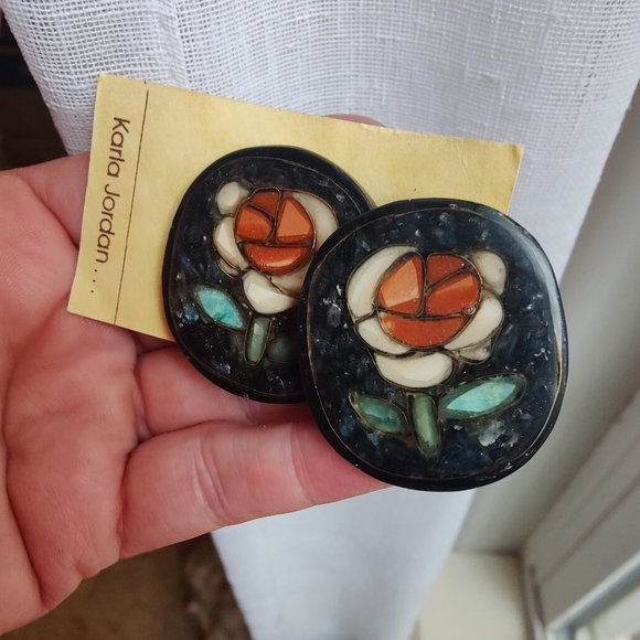 Vintage 80s 90s Karla Jordan Crushed Stone Marble Flower Earrings - Picture 1 of 3